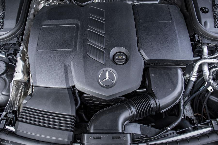 Моторный отсек Mercedes-Benz E220 d AMG Line 2016 года  (UK) (фото 31 из 31)